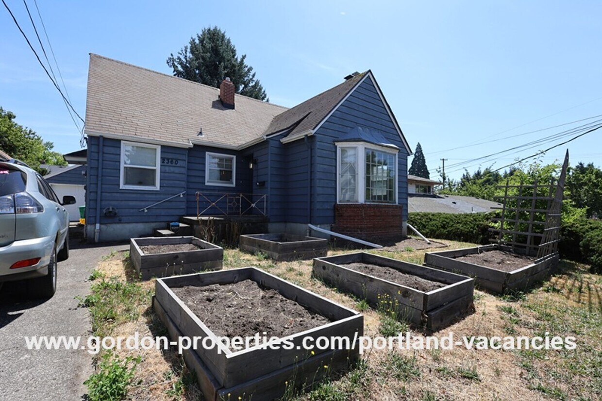 Primary Photo - SE 57th Ave - 5 bedroom home with fireplac...