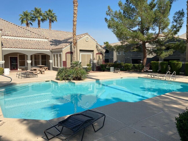 Foto del edificio - SW!! First floor unit with Balcony!! Gated!! Clubhouse!!  Community pool!! Spa!! Exercise Room!! ...