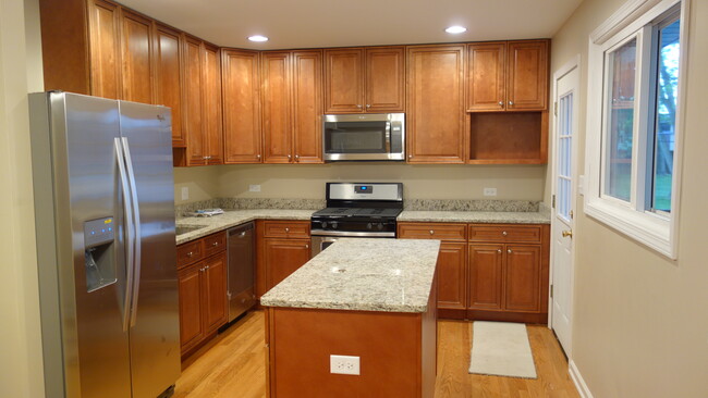 Upper level kitchen - 50 Gifford Ct