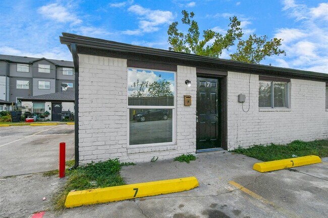 Foto del edificio - 1736 Crestdale Dr