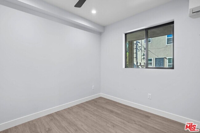 Foto del edificio - 1518 1/4 Stearns Dr