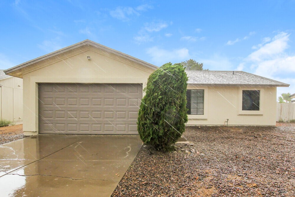 Primary Photo - 1554 N Rowen