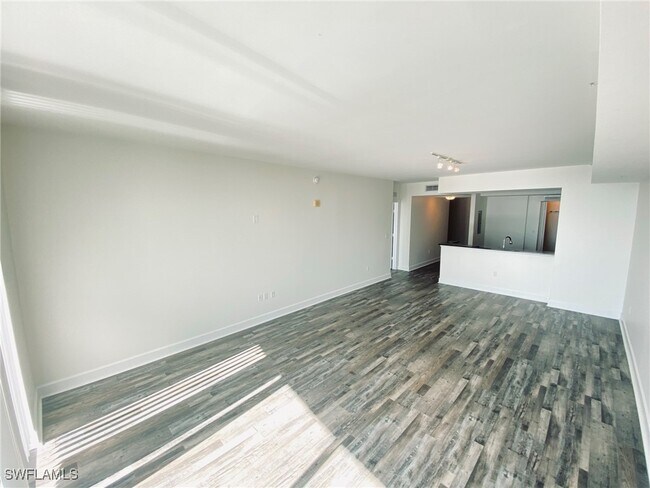 Foto del edificio - 3000 Oasis Grand Blvd