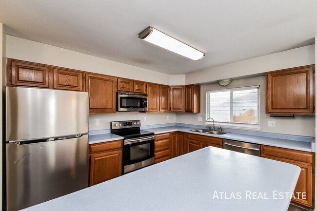 Building Photo - Stunning 4 Bedroom 3 Bath home located in ...