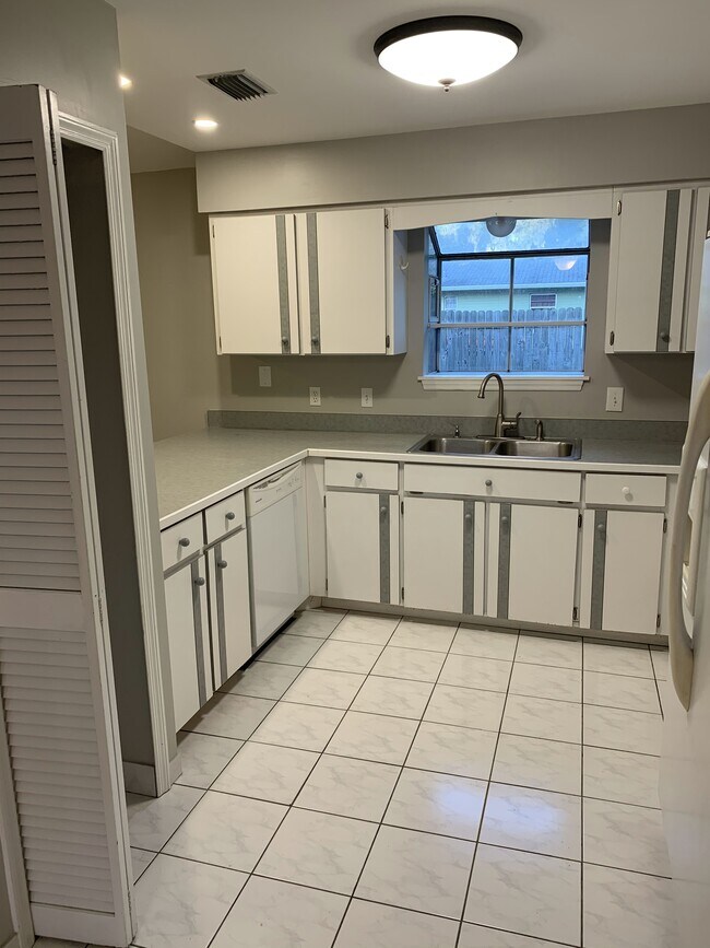 Kitchen - 347 S Orchard St
