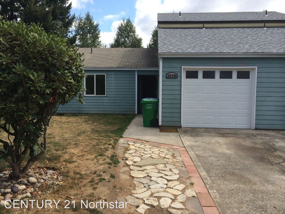Primary Photo - 3 br, 2 bath House - 2550 SE 9th Ct.