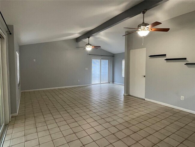 Foto del edificio - 7901 Woodlynne Ave