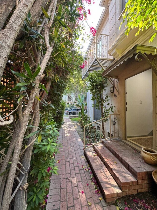 Building Photo - 2.0 bedroom in Beverly Hills California 90212