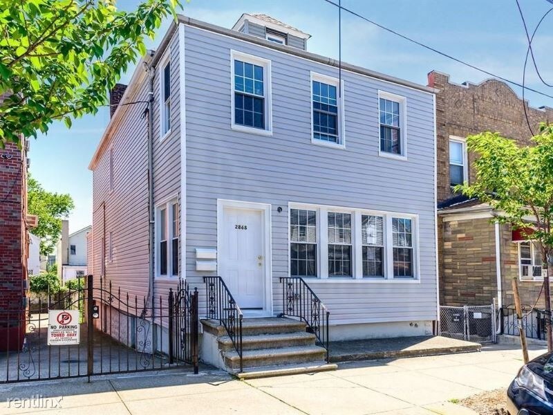 Primary Photo - 2868 Roebling Ave