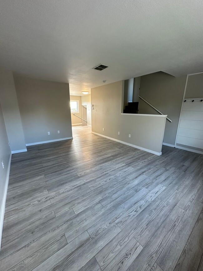 Foto del edificio - BEAUTIFULLY UPDATED 3 BEDROOM, 2 BATHROOM TWIN HOME WITH ATTACHED 1 CAR GARAGE