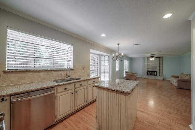 Building Photo - 31 Silver Elm Pl