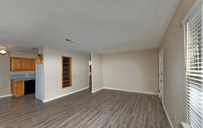 Building Photo - 3 Bed 3 Bath House next to West Campus