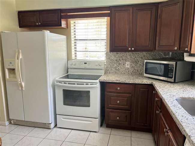 Building Photo - 445 SE 21st Ave