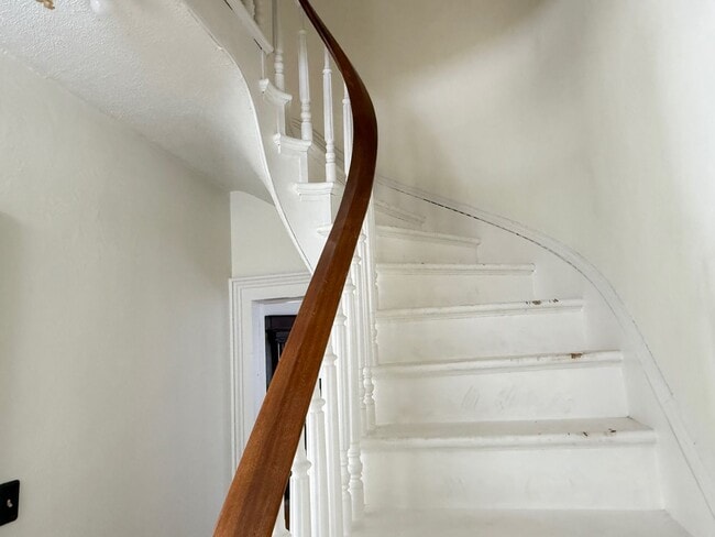 Building Photo - Large 4 BR house in Heyworth