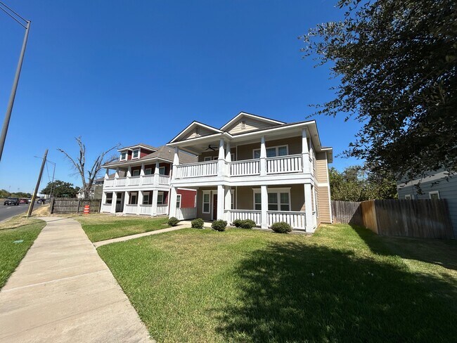 Foto del edificio - 705 Wellborn Rd