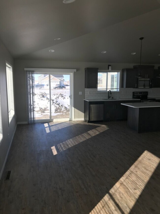 Foto del edificio - 4 Bed 3 Bath Single Family Home