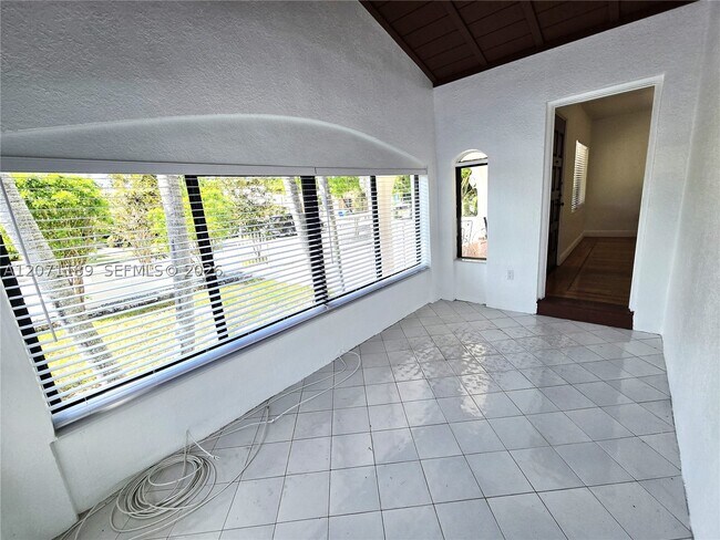 Foto del edificio - 1855 SW 16th St
