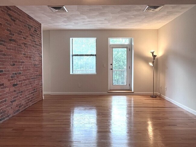 Foto del edificio - Updated 2BR / 2BA Condo with Private Deck & In-Unit Laundry at Academy Park