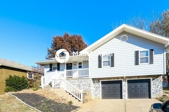 Building Photo - 801 NE Lyon Dr