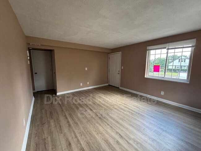 Foto del edificio - 165 Basswood Ave