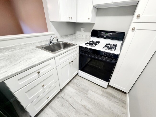 Building Photo - 5 Brevoort Dr