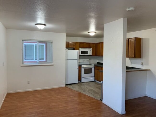 Building Photo - 3 Bedroom, 2 full Bath suite with!!