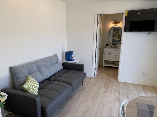 Foto del edificio - 1779 Saint Helena St