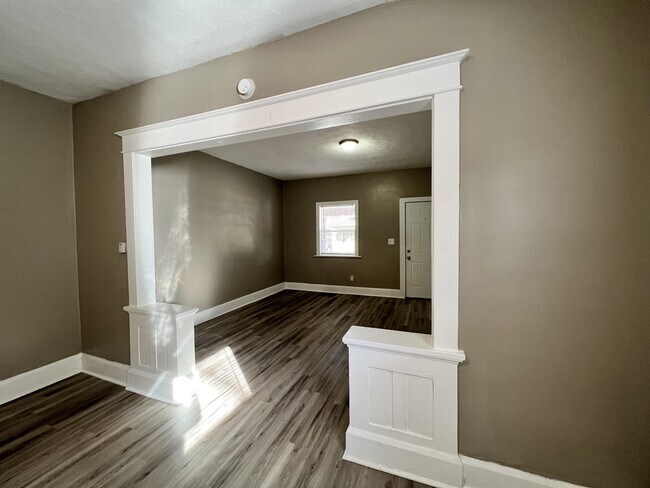 Building Photo - 858 N Gray St