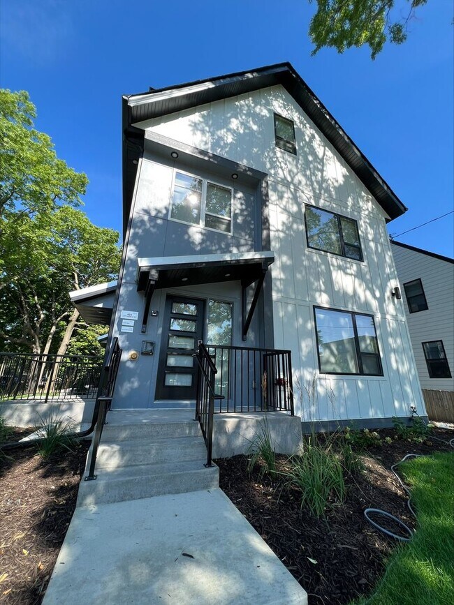Building Photo - 6th St Triplex