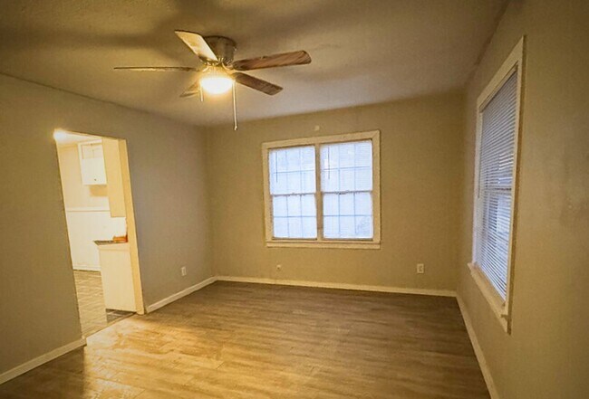 Building Photo - Coming Soon!!! Remodeled 2/1 in Great Location!