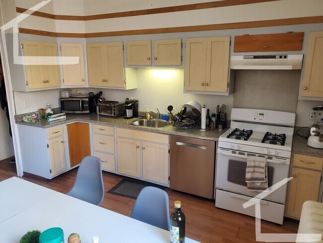 Building Photo - CLOSEST TO BU 5-bed