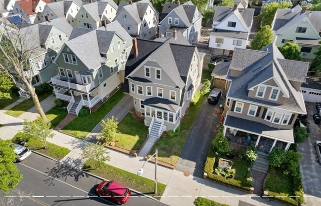 Foto del edificio - 142 Powder House Blvd
