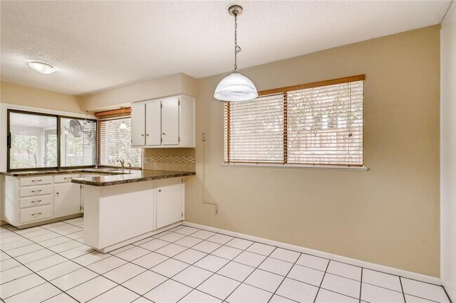 Building Photo - 8002 Hillrise Dr
