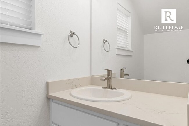Foto del edificio - STUNNING 3 Bed / 2.5 Bath Brand New Townhome / End Unit !!!