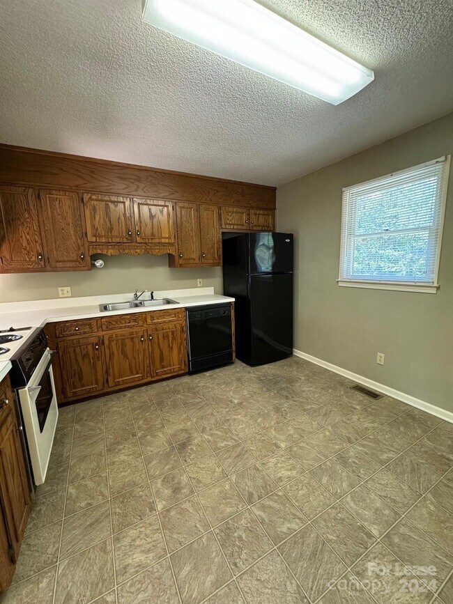 Building Photo - 6440 Longview Ln