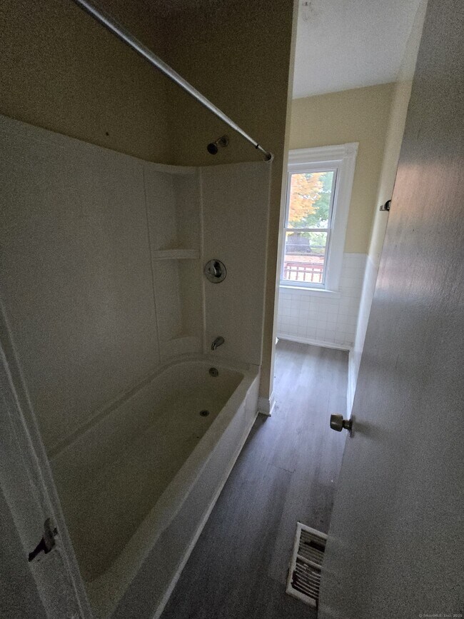 Foto del edificio - 114 Hurlburt St