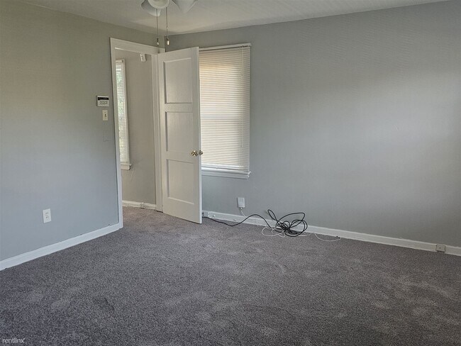 Building Photo - 2 br, 1 bath Duplex - 19735 Meyers Rd 1973...