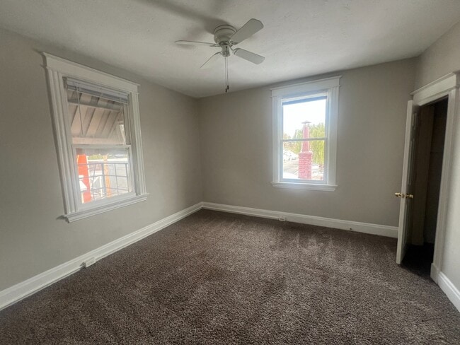 Foto del edificio - Updated 2-Bed - Hardwood Floors & Natural ...