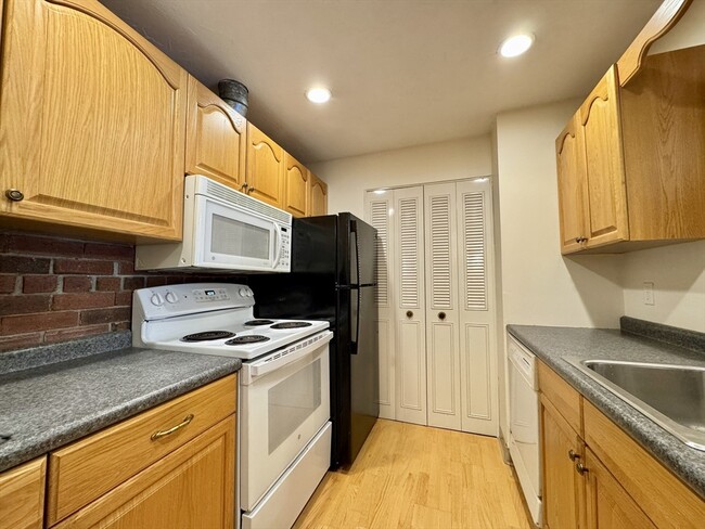 Building Photo - 25 Greentree Ln