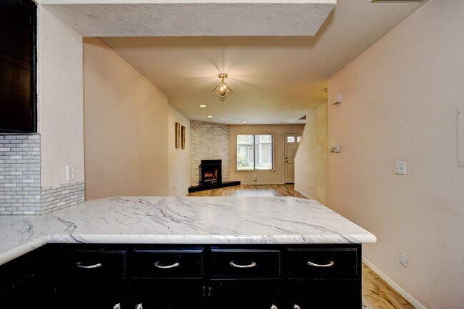 Building Photo - Central 2 bed 1.5 bath Townhouse