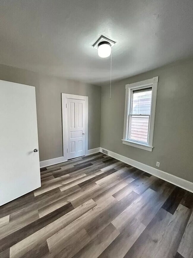Foto del edificio - Updated Triplex in Milwaukee’s Harambe Nei...