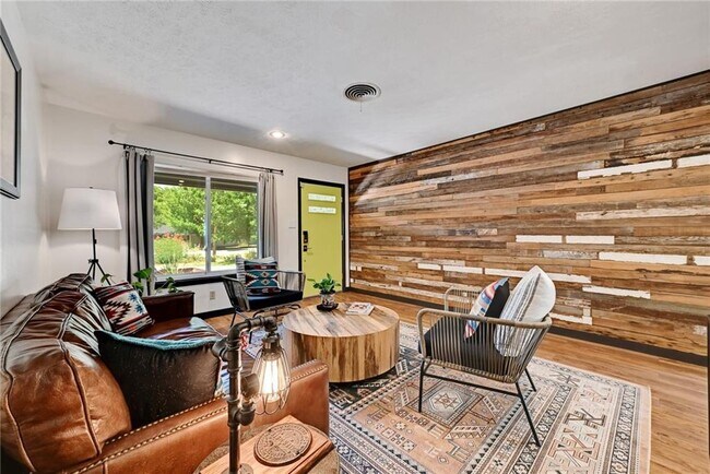 Building Photo - 1508 Glencrest Dr