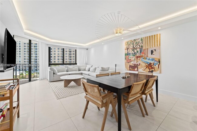 Building Photo - 520 Brickell Key Dr