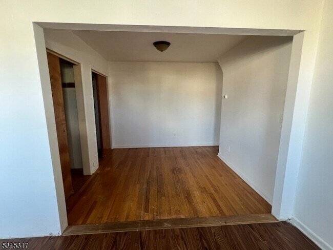 Building Photo - 526 Valley Brook Ave