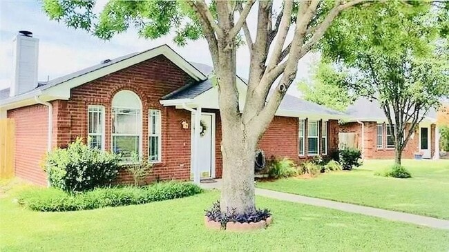 Building Photo - 2421 Esquire Dr