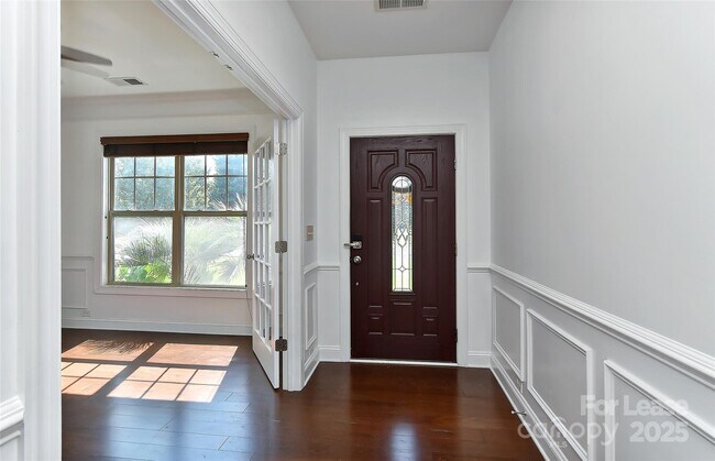 Building Photo - 549 Daventry Ct