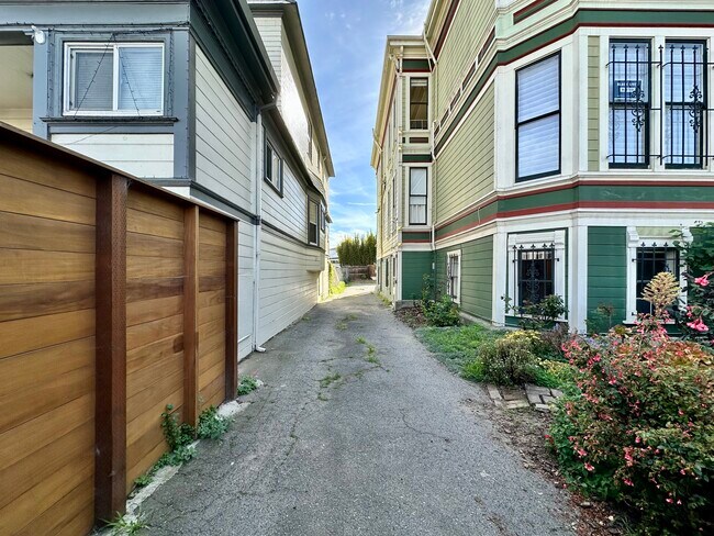 Foto del edificio - 817 Foothill Blvd