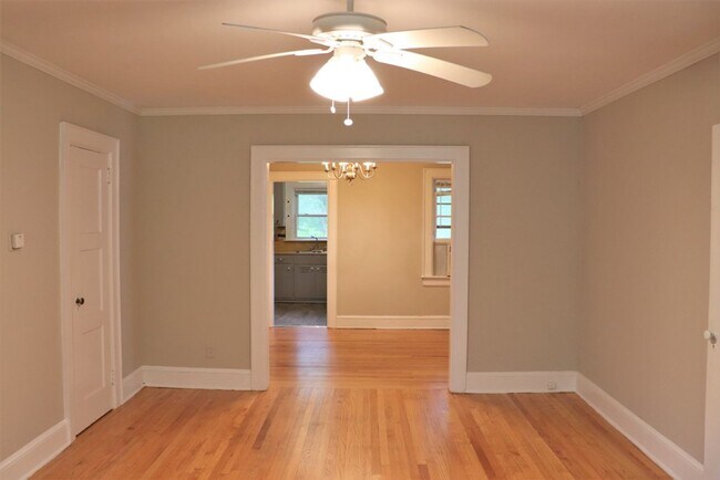 Building Photo - Charming 2-bedroom waiting to be yours !!