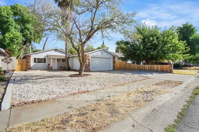 Building Photo - 334 W Duranta St