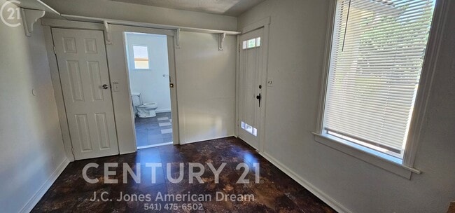 Building Photo - Minutes to Downtown Grants Pass